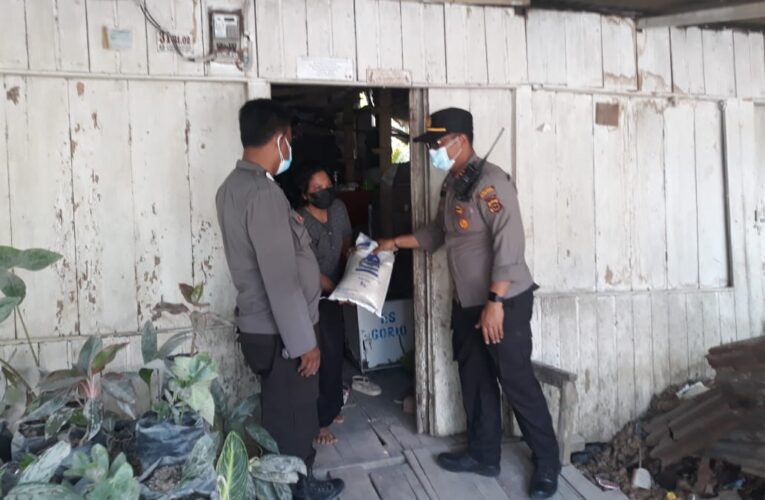 Kapolsek Tungkal Ilir Bersama BKTM  Salurkan Bantuan Kapolda Jambi Kepada Masyarakat Desa Semau