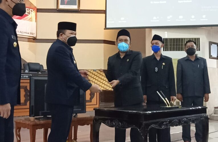 Ketua DPRD Serahkan Nota Kesepakatan RPJMD 2021-2026 Ke Bupati Hendy.