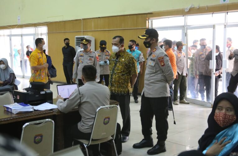 Plh Bupati OKU Pantau Secara Langsung Pelaksanaan Vaksinasi Massal Covid-19 yang Diselenggarakan Polres OKU