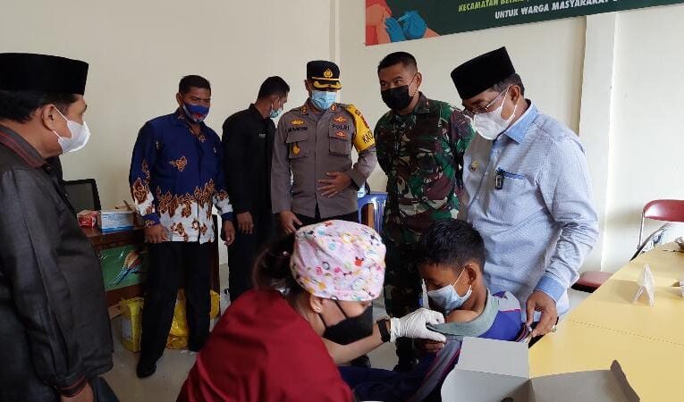 Kapolres Tanjabbar Tinjau Serbuan Vaksinasi TNI Kodim 0419/Tanjab di Betara