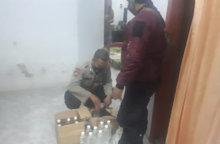 Polsek Tanggul Amankan Belasan Miras Jenis Arak Di Rumah Warga