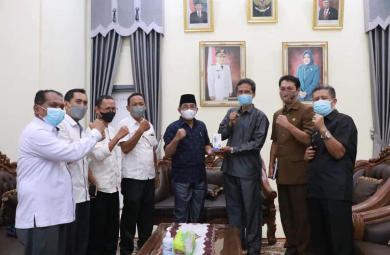 Bupati Terima Penyerahan Paket APD Thermagon Oleh KPU ke Pemkab
