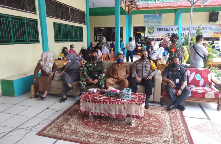 Kapores Tanjab Barat Hadiri Giat Serbuan Vaksin TNI di SMPN 1 Kuala Tungkal