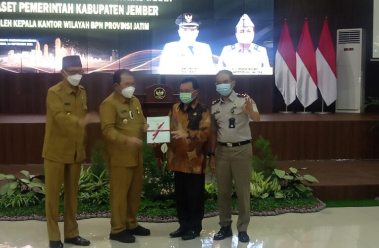 Kakanwil BPN Jatim Serahkan 17 Sertifikat Aset Pemkab Jember.