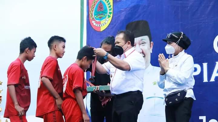 Gelorakan Semangat, Bupati Jember Serahkan Piala Soeratin,