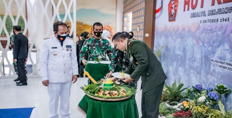 Secara Daring Bupati Dan Wabup Ikuti Upacara HUT TNI Ke 76 Bersama Presiden RI.