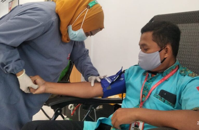 Upaya Penuhi Stok Darah Di PMI , Alfamart Jember Gelar Donor Darah.