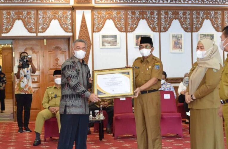 Terima Penghargaan Dari Gubernur, Bupati : Alhamdulillah Dari 11 Kabupaten Kita Terbaik