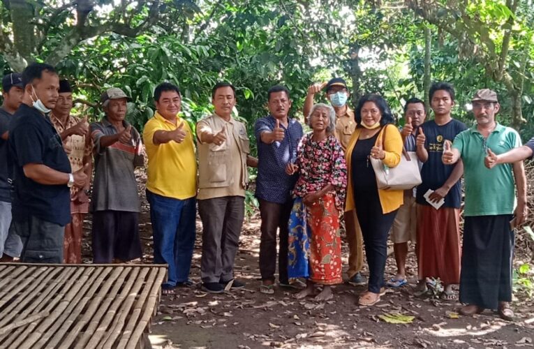 Potret Kemiskinan di Jember,Ji Karim Didampingi Tino Cahyono Hapus Air Mata Dua Warga Curah Kalong.