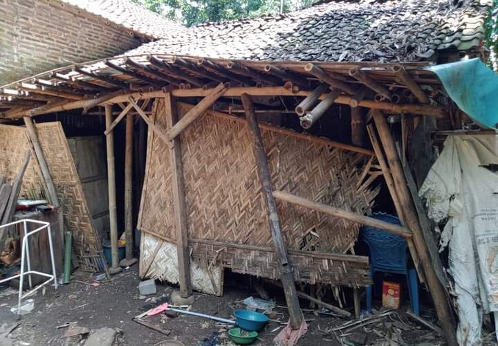 Digagas Sahabat Tino , Gubuk Supiya Warga Bangsalsari Di Bedah.