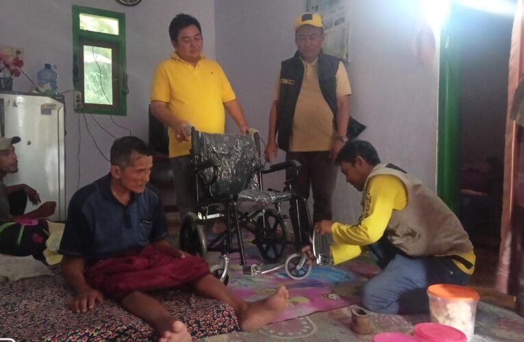 Ini Perhatian Golkar Kepada Warga Sumber Baru , Warga Tanggul Terima Kursi Roda.