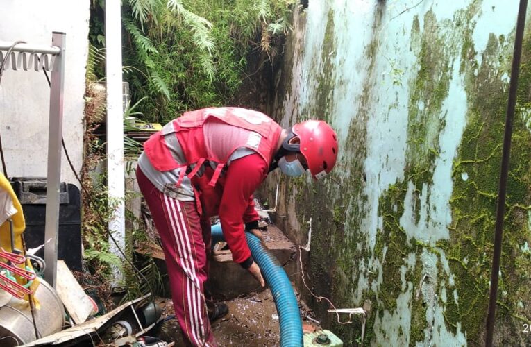 Aksi PMI Jember Kerahkan 35 Personil Sedot Sumur Dan Bersihkan Lumpur