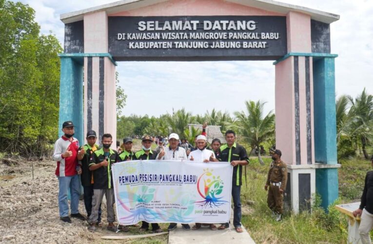 Gunakan Motor, Bupati Tanjabbar Tinjau Wisata Mangrove