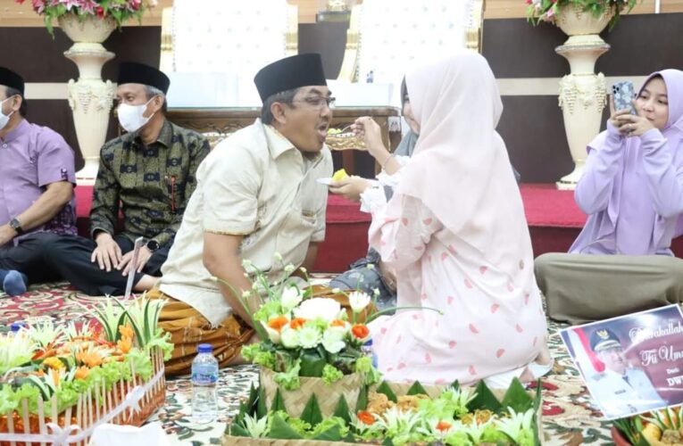 Milad Ke-56, Bupati Tanjabbar Santuni Anak Yatim dan Lansia
