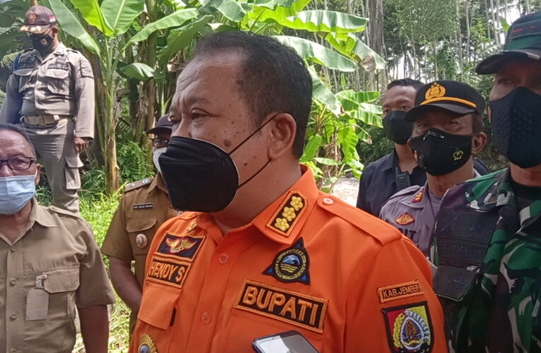 Usai Sambangi Pengungsi , Bupati Hendy Langsung Meninjau Jembatan Putus.