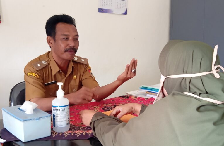 Warga Tugusari Geruduk Kantor Desa Setempat , Ada Apa ? ,Kades : Penyerahan Serifikat Perdana Akan Undang Bupati Hendy.