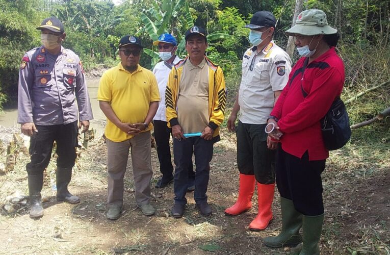 Ji Karim Anggota DPRD Provinsi Jatim Bersihkan Bantaran Sungai di Desa Bagorejo Gumukmas ,Kades : Terima Kasih Ji .