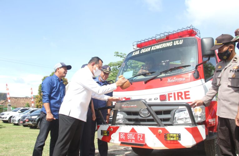Plh Bupati OKU Serahkan 1 Unit Mobil Pemadam Kebakaran Di Kecamatan Sinar Peninjauan
