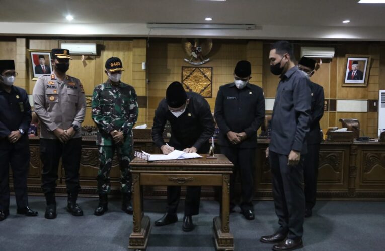 PLH Bupati OKU Drs H Edward Candra Hadiri Rapat Paripurna DPRD OKU Dalam Rangka Pengesahan PROPEMPERDA