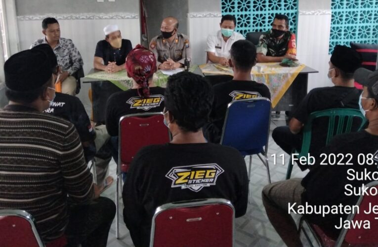 Puluhan Warga Desa Sukokerto Jember Geruduk Kantor Desa, Minta Kasun Dicopot.