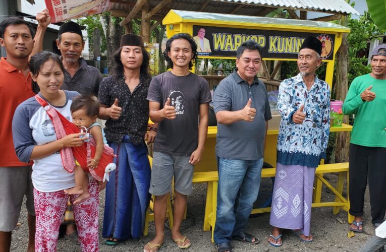 Pengasuh TPQ Al – Asna Jenggawah Dapat Warkop Kuning Dari Sahabat Tino.