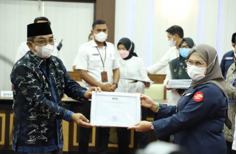 Bupati Tanjabbar Terima Tiga Piagam Penghargaan Dari KPK RI