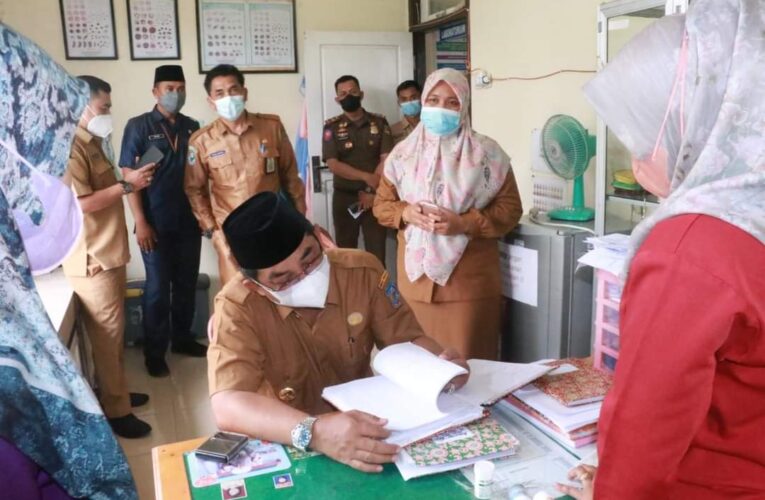 Kunjungi Puskesmas II, Bupati : Kita mengejar Target Vaksinasi Terutama Lansia dan Anak-anak