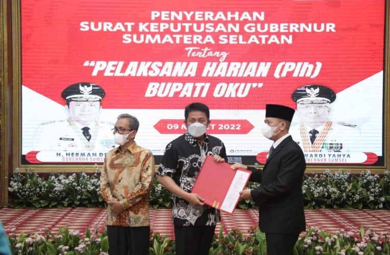 Gubernur Sumsel Serahkan Secara Resmi Surat Keputusan Kepada Teddy Meilwansyah Sebagai Plh Bupati OKU