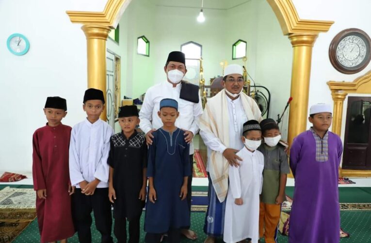 Didampingi Wabup, Bupati Tanjabbar Laksanakan Safari Jum’at di Masjid Darrul Jannah Manunggal II