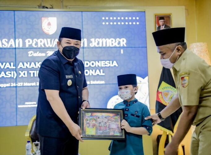 Bupati Jember Melepas 3 Santri Untuk Mengikuti Festival Anak Saleh Indonesia (FASI) XI Di Pelembang.
