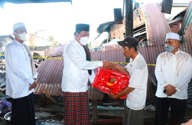 Wabup Tanjabbar Tinjau dan Serahkan Bantuan Korban Kebakaran Tungkal Harapan
