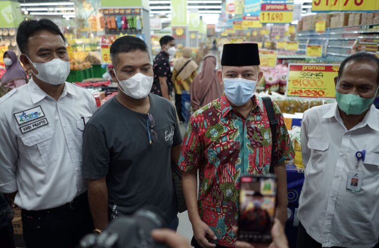 Plh Bupati OKU Bersama BPOM Provinsi Sumsel melakukan Pengawasan Produk-produk Makanan Di Kabupaten OKU