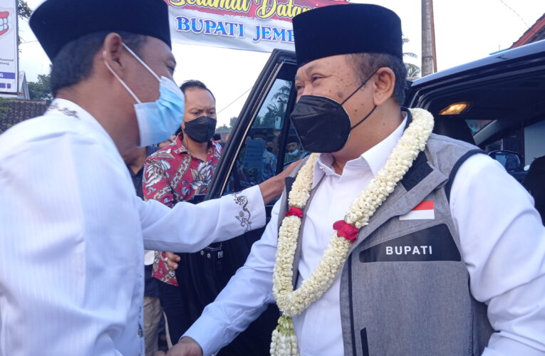 Dikunjungi Bupati Jember , Kades Tugusari Sampaikan Kondisi Jalan Poros Yang Perlu Perbaikan.