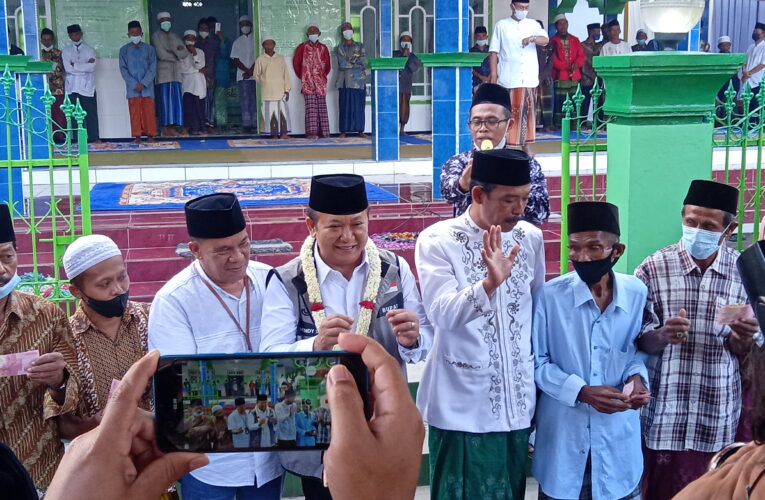 Saat Kunjungan Ke Desa Tugusari, Bupati Hendy Akan Perbaiki Jalan Poros .
