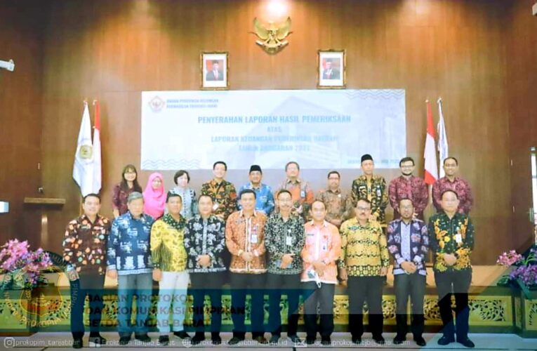 Ketua DPRD Bersama Bupati Tanjabbar Terima Penghargaan WTP Dari BPK-RI