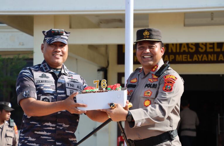 Perkuat Sinergitas TNI-POLRI, Danlanal Nias Beri Kejutan Polres Nias Selatan di Hari Bhayangkara Ke-76.