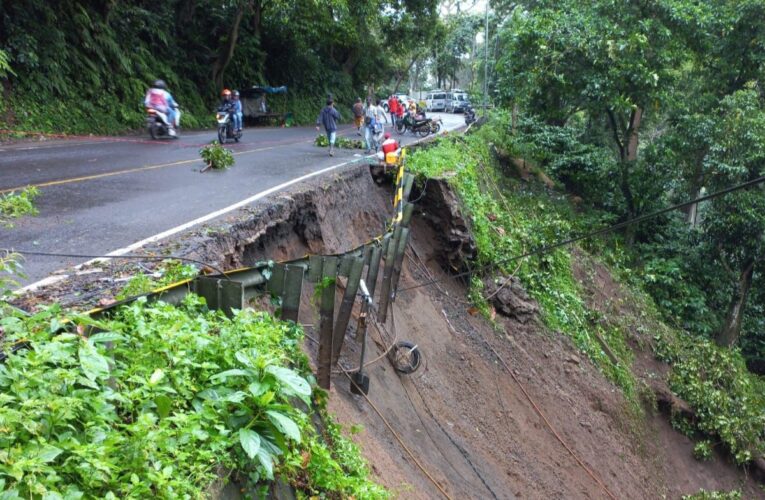 Tanah Longsor Jalur Gumitir, Pengendara Harus Waspada