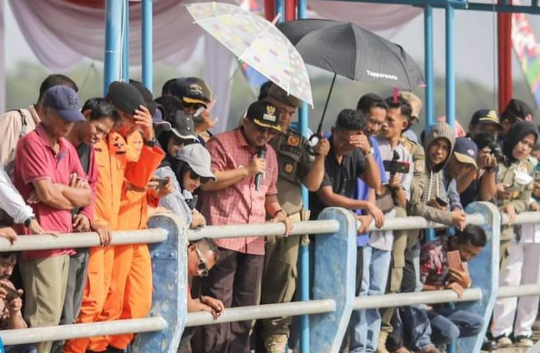 Bupati Tanjabbar Buka Lomba Menongkah Berselancar Di Lumpur