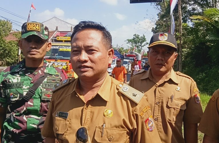 Pemdes Klatakan Tanggul Bentangkan 3000 Meter Bendera Merah Putih . Wabup Jember : Bagus Itu