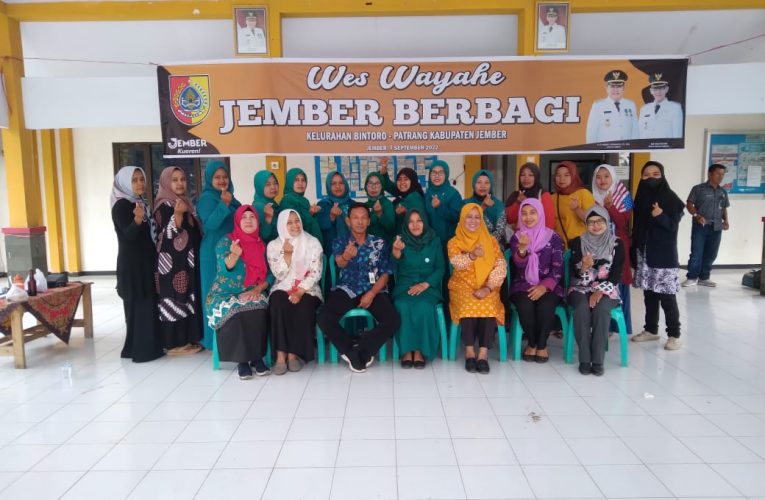 Mengenalkan Produk UMKM Dan Ketua PKK Yang Baru , Lurah Bintoro Dikelilingi Emak – Emak