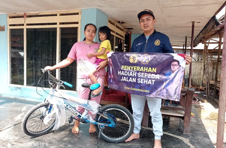 Komitmen Dan Amanah Tokoh Pemuda Curah Kalong Serahkan Tiga Unit Hadiah Sepeda