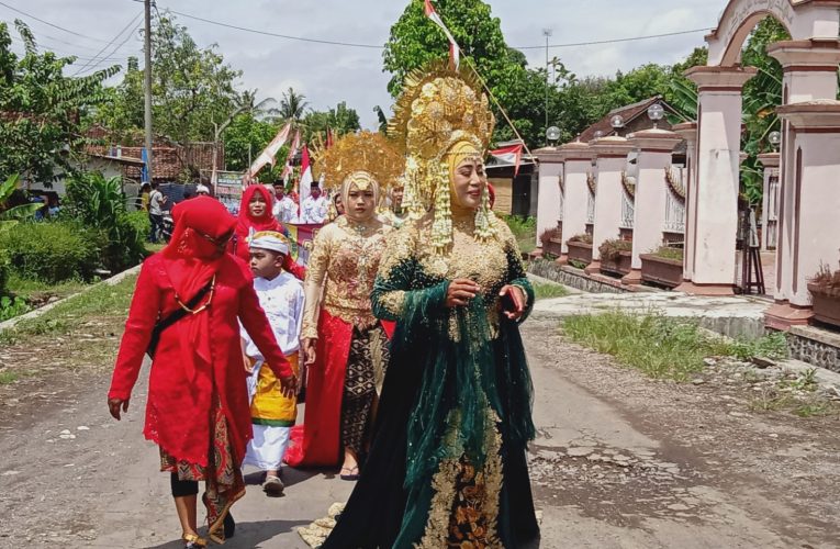 Meriahkan Karnaval Didesanya Kades Langkap Bangsalsari Berkostum Nyai Roro Kidul