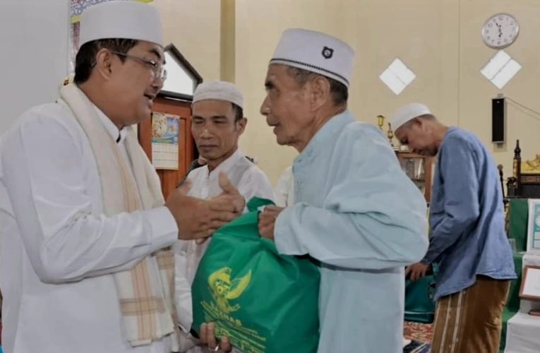 Safari Subuh di Masjid Lama Hidayatullah Tungkal II, Bupati Serahkan Bantuan