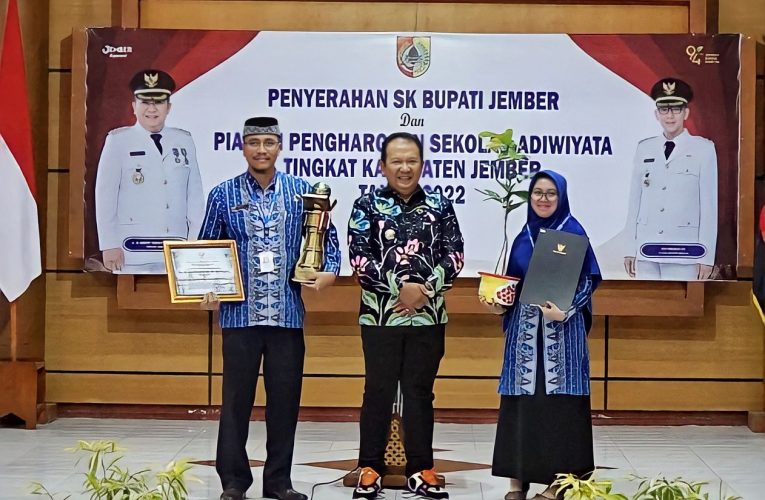 SD Muhammadiyah 1 Tanggul Terima Piagam Adiwiyata 2022 Dari Pemkab Jember