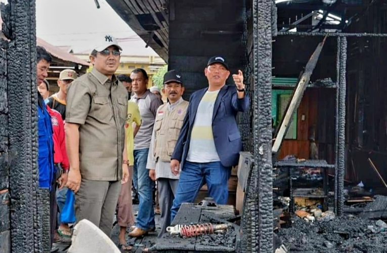 Bupati Tanjab Barat didampingi Wabup Tinjau Lokasi Kebakaran di Jalan Panglima