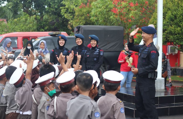 Satbrimob Banten Kenalkan Peralatan Gegana Dan Alsus PHH Kepada Sekolah Paud Kober