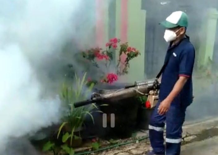 Cegah DBD Warga Perumahan Cisoka Lakukan Fogging