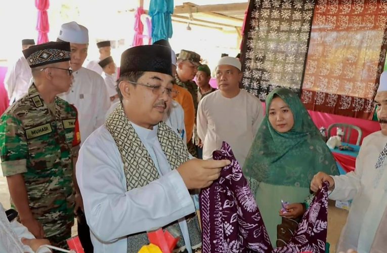 Bupati Tanjab Barat Hadiri Pengajian Akbar Safari Jumat Desa Tanah Tumbuh