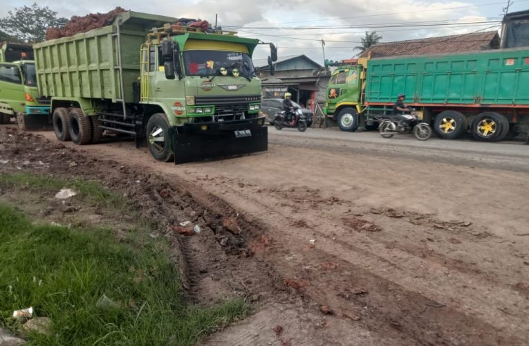 Tanah Berceceran Di Jalan Gabus , PT. Tri Mitra Harus Bertanggung Jawab