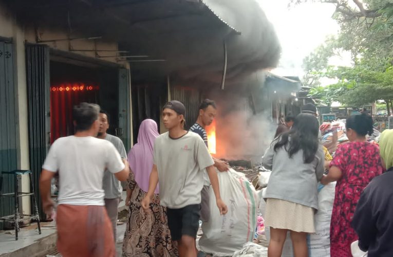 Toko Pakaian Di Pasar Baru Kencong Jember Ludes Dilalap Api